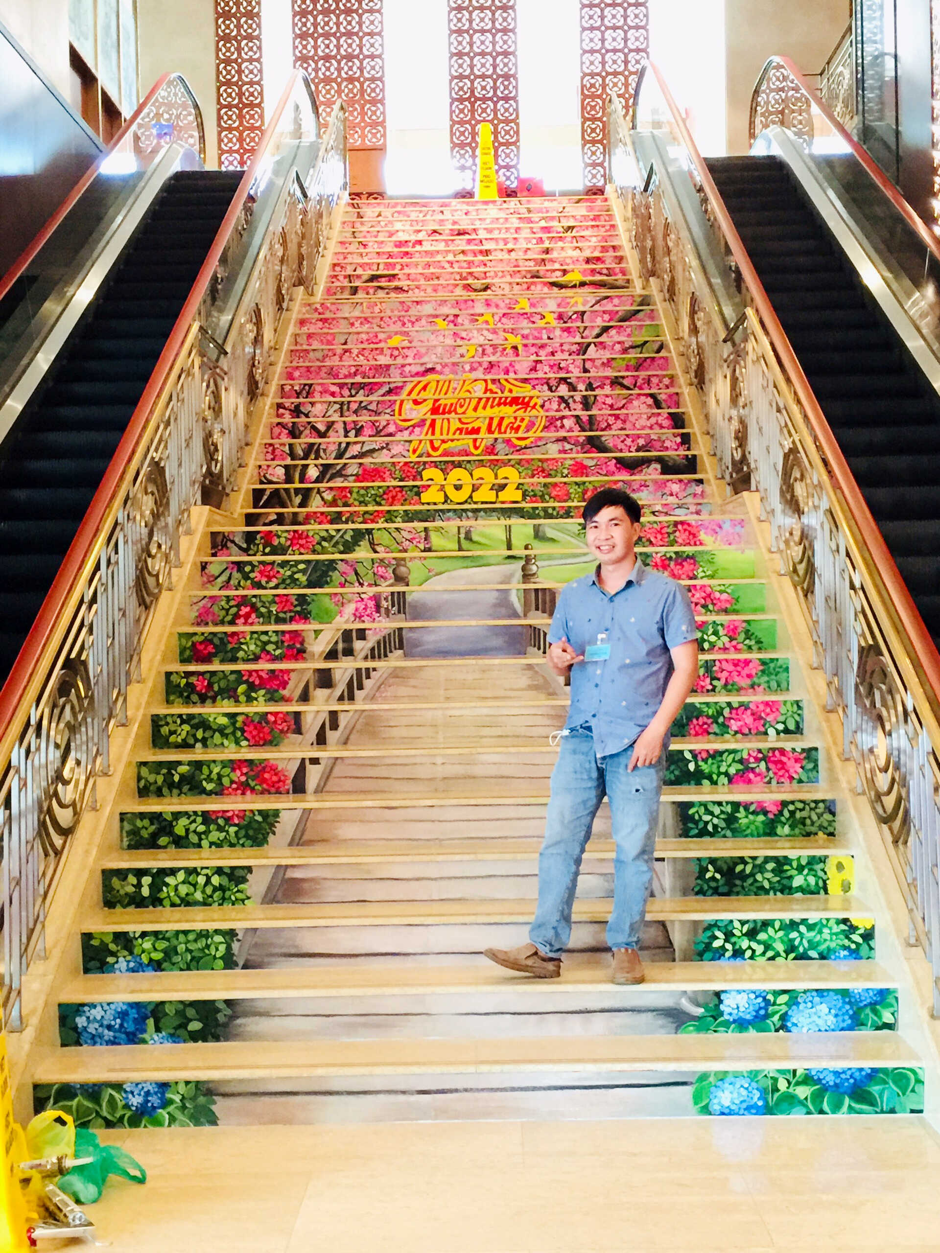 vẽ tranh tết cầu thang 3d cho khách sạn 5 sao,vẽ tranh kính trang trí tết,vẽ tranh kính tết 2023,vẽ tranh cầu thang,tranh sàn nhà