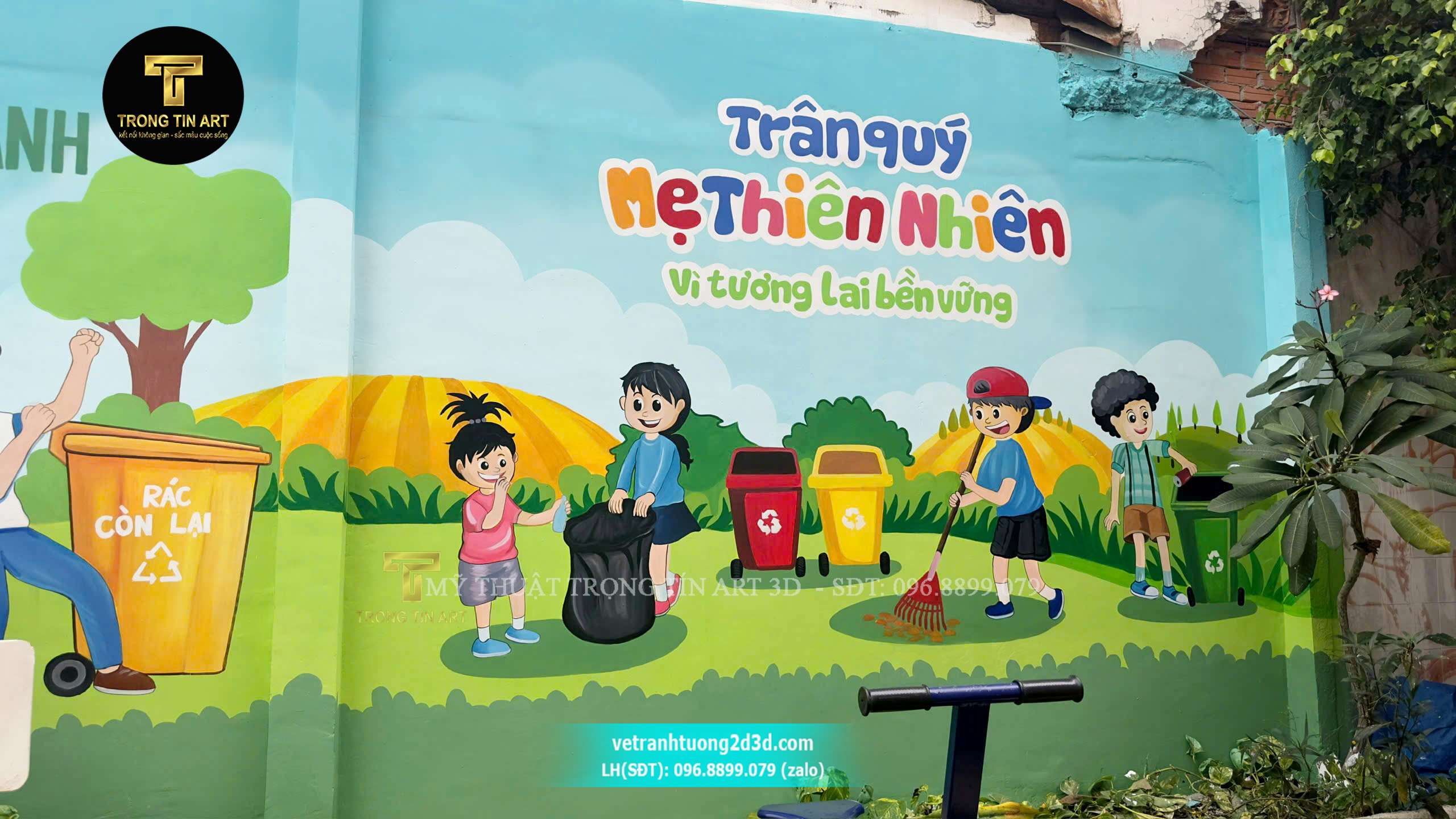 Học sinh đang bỏ rác đúng chỗ – tranh tuyên truyền tại sân chơi ngoài trời