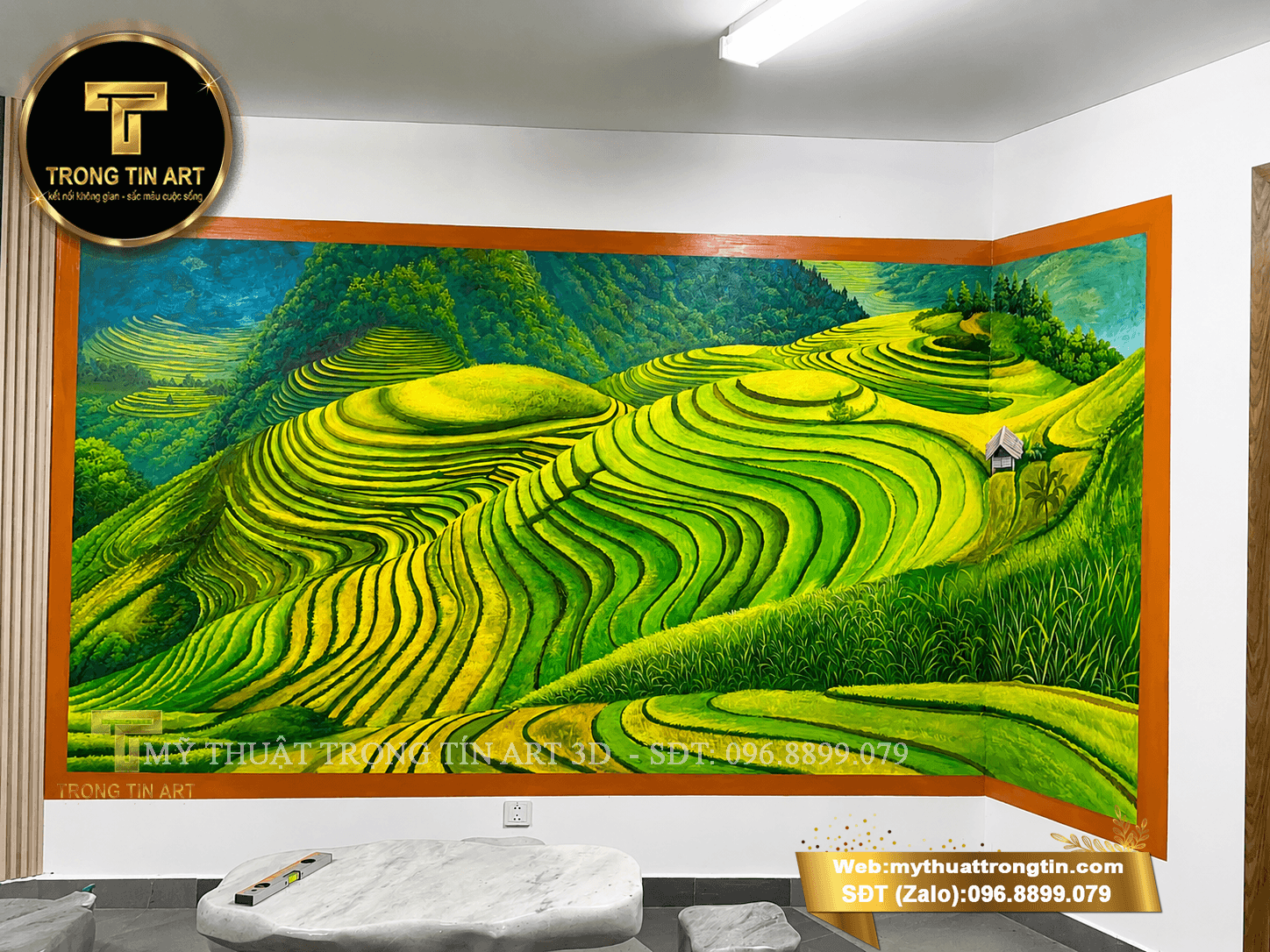 Trang trí mảng tường phòng khách bằng tác phẩm vẽ tranh tường ruộng bậc thang phong cảnh hùng vĩ.