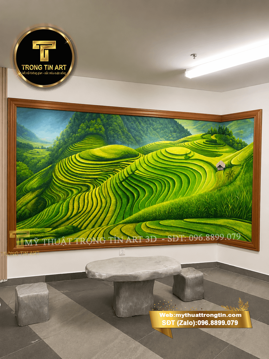 Trang trí mảng tường phòng khách bằng tác phẩm vẽ tranh tường ruộng bậc thang phong cảnh hùng vĩ.