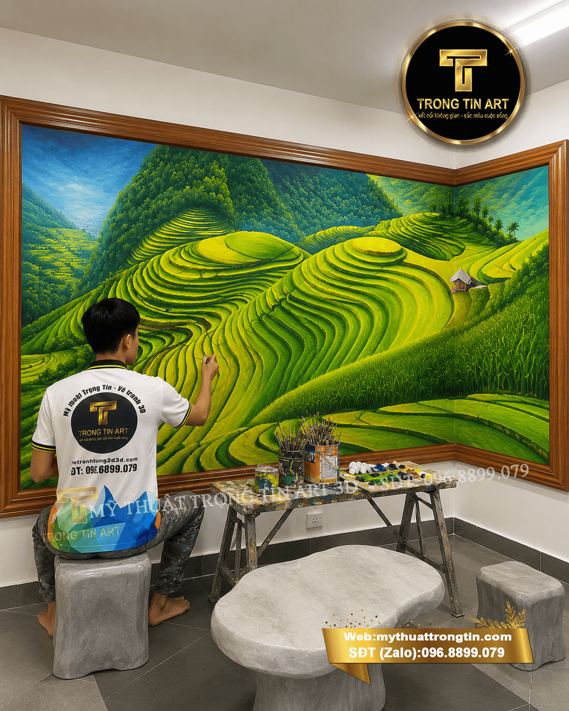 Thợ vẽ tranh tường tỉ mỉ phối màu những thửa ruộng bậc thang Tây Bắc bằng sơn Acrylic cao cấp.