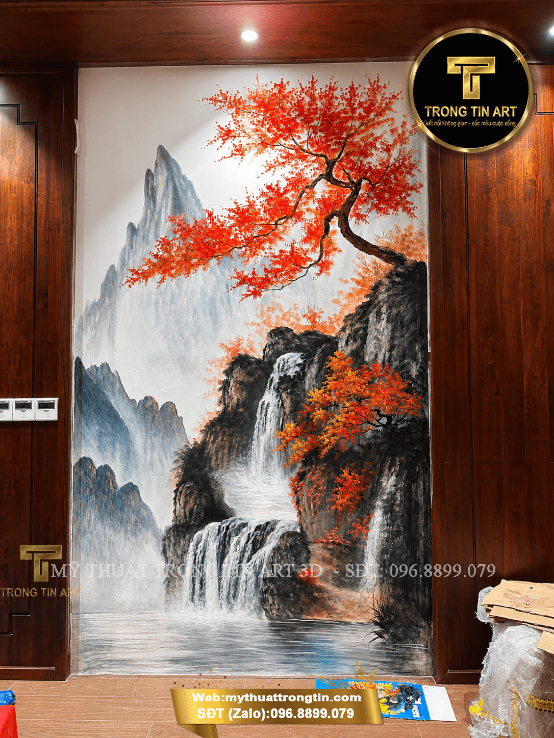 Thợ vẽ tranh tường tỉ mỉ phối màu mực xám đen vẽ khóm trúc uốn lượn bằng sơn Acrylic cao cấp.